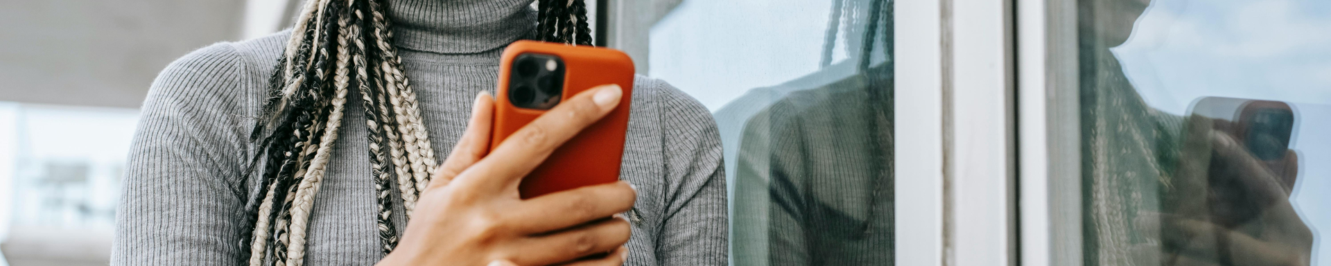 Uma mulher com o celular na mão em dúvida