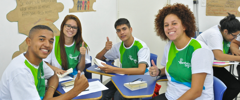 Jovens do Programa Aprendiz Legal em sala de aula