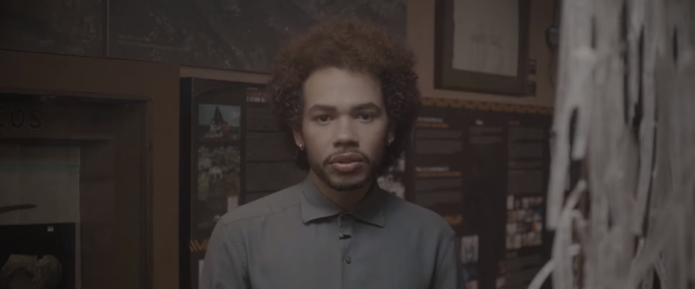 Leonne Gabriel no episódio Como combater o racismo estrutural? da primeira temporada da série Consciência Negra: Reconhecer e Reparar